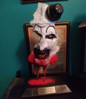 David Howard Thornton Instagram - I had a great weekend at @njhorrorcon with my @terrifier2_official and @streamfranchise family and even took home the Villain Award! Thanks everyone who came out as well as to @cobwebartist for the beautiful award! What a blast! 🤡🤘