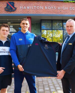 David Nyika Instagram - @hamilton.boys is behind #TeamNyika, are you? 🚂

@hamilton.boys welcomed back old boy @davidnyika to speak to the Year 13s at assembly following the recent announcement of his Road To The Title. 

Head Prefect Ziggy Coleman and Deputy Headmaster 
Greg Kirkham presented the prestigious First XI rugby jersey to Nyika as a token of appreciation, pride and luck. 🍀

Nyika spoke to boys about his time at Hamilton Boys High School, his boxing journey, and had a chance to chat to many of the boys and teachers. 

DAVID NYIKA ROAD TO THE TITLE 
Presented by Manuka Doctor

🗓️ Saturday 14 September 
🏟️ Viaduct Events Centre, Auckland 
📺 Live and exclusively on DAZN.com 

#boxing #cruiserweight #davidnyika #knockout #roadtothetitle #throwback