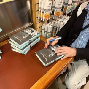 David Sedaris Instagram - 🤡HAPPY-GO-LUCKY TOUR:

Find yourself in ATL concourse D? David had time to sign a few books en route to @pagepalette