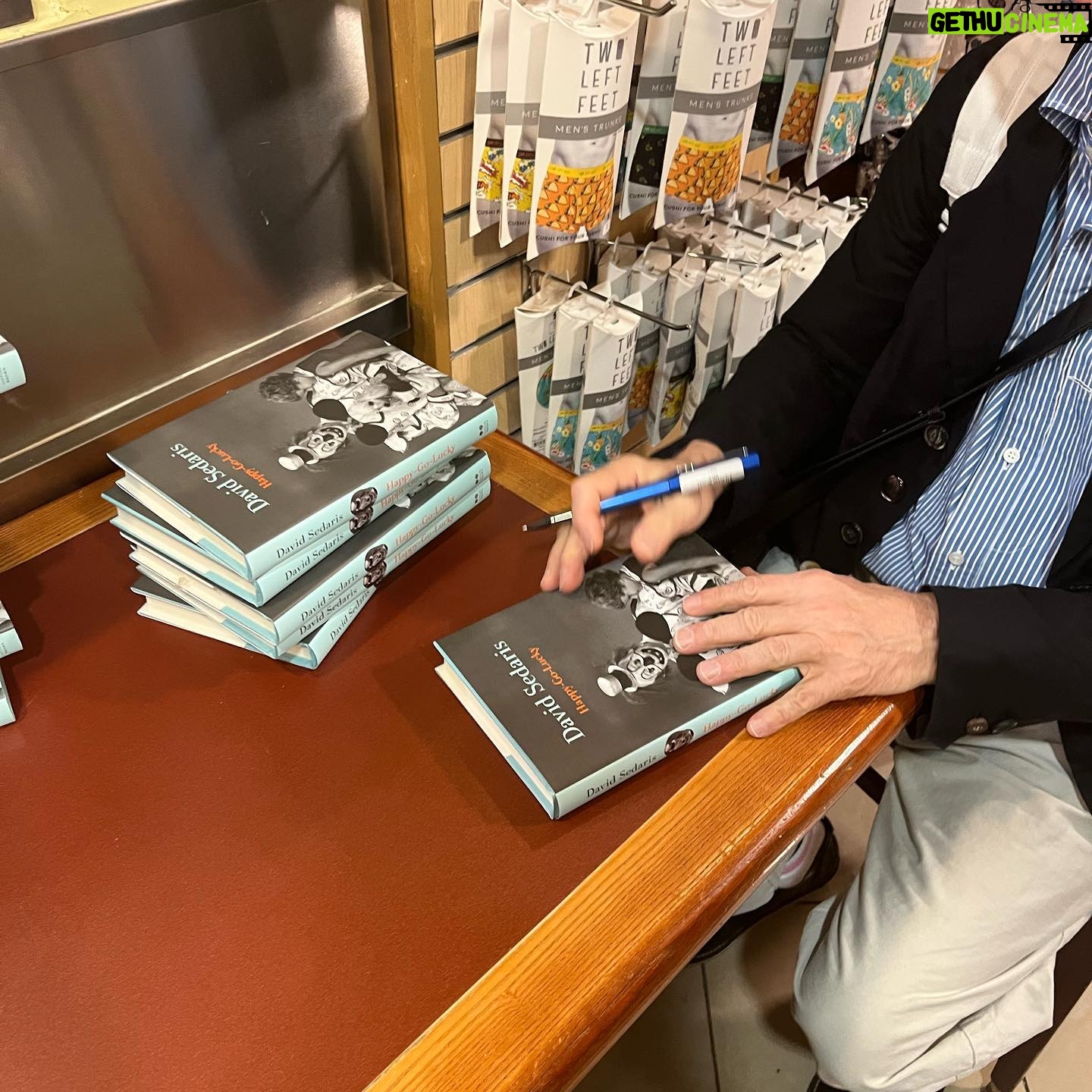 David Sedaris - 3.4K Likes - 🤡HAPPY-GO-LUCKY TOUR:
Find yourself in ATL concourse D? David had time to sign a few books en route to @pagepalette