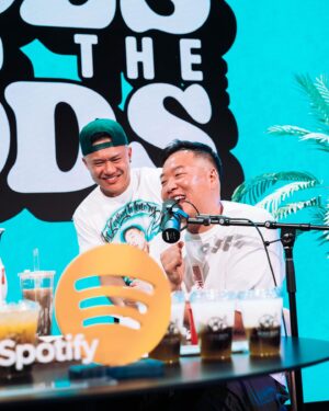 David So Instagram - Ever eat super spicy chicken in front of a live studio audience!? 😂 The first ever live on stage episode of @dudesbehindthefoods is up on YouTube now!
Link in bioooo 🔥🔥🔥
‘‘Twas a good time! What city should we hit next?
Thanks again @spotify and @howlinrays!

📷: @jayceealcala