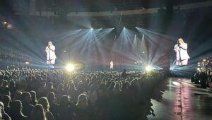 David Sundin Instagram - Johanna Nordström, otroliga människa. Vi har uppträtt på massa små standupklubbar tillsammans och det känns som NYSS! I kväll gick du i mål med din turné - i Globen. Två kvällar i rad. Och släppte en låt. Och biljetter till en TILL jävla glob. Tack för att jag fick komma och berätta var nödutgångarna fanns. ❤️ #ringpolisen @johannanordstrm