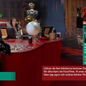 David Sundin Instagram - Jag vann! Tack för god match alla som såg till att jag fick skänka 12 papp till @musikhjalpen för det enda exemplaret av ”Den lille kriminalinspektören” - i ORIGINALKARTONG! Tack till Adam Hilario och @unlimitedstoriesab som fick det att hända. (Ej med i klipp: när @britazackari det lilla aset fick mig att börja gråta). Min egen auktion med högläsning etc är fortfarande igång, länk i bio! @anderstorssonsparring @per.gustavsson.illustratoren @svtdrama 
#familjenknyckertz #musikhjälpen #julkalender2021 #boveknyckertz