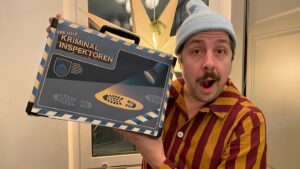 David Sundin Instagram - Jag vann! Tack för god match alla som såg till att jag fick skänka 12 papp till @musikhjalpen för det enda exemplaret av ”Den lille kriminalinspektören” - i ORIGINALKARTONG! Tack till Adam Hilario och @unlimitedstoriesab som fick det att hända. (Ej med i klipp: när @britazackari det lilla aset fick mig att börja gråta). Min egen auktion med högläsning etc är fortfarande igång, länk i bio! @anderstorssonsparring @per.gustavsson.illustratoren @svtdrama 
#familjenknyckertz #musikhjälpen #julkalender2021 #boveknyckertz
