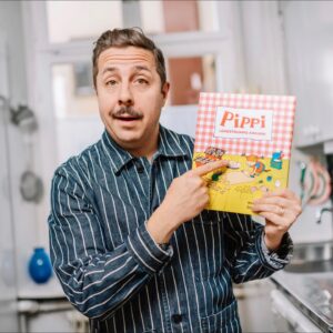 David Sundin Instagram - Tjolahopp tjolahej, nu kan man förhandsboka ett av mig signerat exemplar av Pippi Långstrumps kokbok! Inte missa! Länk i bio! Den är alldeles ljuvlig och funkar gott att läsa rätt upp och ner som den är men såklart perfekt om man vill laga god mat (pga perfekta recept av @vildawestman). 🥞🎂🥣