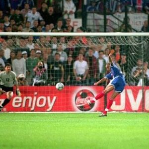 David Trezeguet Instagram - Sempre un piacere ricordare i momenti speciali della mia carriera ad UEFA Euro!

#tbt il golden goal ad Euro2000.

Il conto alla rovescia per Euro 2020 è iniziato. 
Meno di un mese al calcio d’inizio! 🚀 #uefaeuro #tbt 

•••••••••

C’est toujours un plaisir de replonger dans les souvenirs de l’UEFA Euro et de ces moments inoubliables.

#tbt De mon but en Or lors de l’Euro 2000

Le compte à rebours pour l’Euro 2020 a déjà commencé ! J-29 🚀 #uefaeuro #tbt