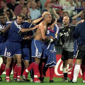 David Trezeguet Instagram - Sempre un piacere ricordare i momenti speciali della mia carriera ad UEFA Euro!

#tbt il golden goal ad Euro2000.

Il conto alla rovescia per Euro 2020 è iniziato. 
Meno di un mese al calcio d’inizio! 🚀 #uefaeuro #tbt 

•••••••••

C’est toujours un plaisir de replonger dans les souvenirs de l’UEFA Euro et de ces moments inoubliables.

#tbt De mon but en Or lors de l’Euro 2000

Le compte à rebours pour l’Euro 2020 a déjà commencé ! J-29 🚀 #uefaeuro #tbt