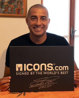 David Trezeguet Instagram - I’ve teamed up with my friends at @icons_memorabilia to give away this Juventus shirt I autographed during a private signing session with the Icons team in September.
.
For your chance to win simply: 1) Tag a friend in the comments and 2) Follow me AND @icons_memorabilia. Good luck!

Je me suis associé à mes amis de @icons_memorabilia pour offrir ce maillot de la Juventus que j'ai dédicacé lors d'une séance privée avec l'équipe Icons en septembre.
.
Pour avoir une chance de gagner, il suffit de : 1) Taguer un ami dans les commentaires et 2) Me suivre ET suivre @icons_memorabilia. Bonne chance !

Ho fatto squadra con i miei amici di @icons_memorabilia per regalare questa maglia della Juventus che ho autografato durante una sessione di autografi privata con la squadra di Icons a settembre.
.
Per avere la possibilità di vincere semplicemente: 1) Tagga un amico nei commenti e 2) Segui la mia pagina e quella di @icons_memorabilia. Buona fortuna!

Me uní a mis amigos de @icons_memorabilia para regalar esta camiseta de la Juventus que autografié durante una sesión privada de firmas con el equipo de Iconos en septiembre.
.
Para tener la oportunidad de ganar simplemente: 1) Etiqueta a un amigo en los comentarios y 2) Sígue mi cuenta y @icons_memorabilia. ¡Buena suerte!