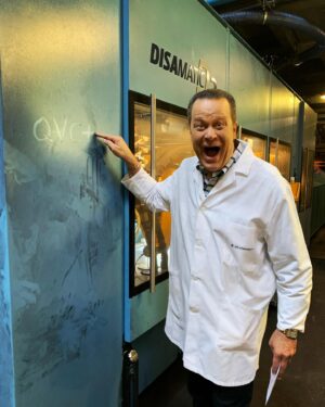 David Venable Instagram - Good Morning, Friends!  Here’s some behind the scenes shots of the  Le Creuset factor tour … day #2! #somuchfun @lecreuset #factorytour #specialvisit #happydance #davidvenableqvc @chefnatelc