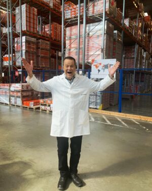 David Venable Instagram - Good Morning, Friends!  Here’s some behind the scenes shots of the  Le Creuset factor tour … day #2! #somuchfun @lecreuset #factorytour #specialvisit #happydance #davidvenableqvc @chefnatelc
