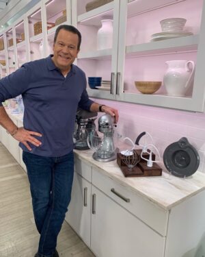 David Venable Instagram - Hi, Friends! I hope you all had a great weekend! Check out when and where you can see me this week: 

🥩4/17: Rastelli's Family & Friends, 7pm-8pm ET 
🍽️4/17: #ITKWD, 8pm-10pm ET, joined by @chelseaphillipsreidqvc 
🍴4/21: #ITKWD, 12pm-4pm ET, hosted by @maryqvc & joined by @rachelellisqvc