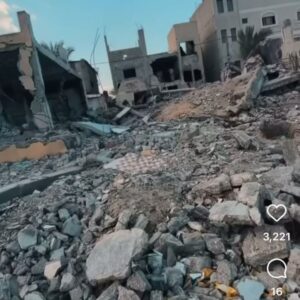 Davida Williams Instagram - Urgent: Every person I’ve tagged here needs to evacuate their families immediately. Linktree in bio. There’s an impending invasion of Rafah and they are being told to leave immediately with nowhere to go. It is $5,000-$7,000 per person to cross into Egypt. All of their GoFundMe’s are in the Linktree in my bio. Please help if you can. If you’re unable, even following them and amplifying them helps a lot. Thank you ❤️ tags include @dema_sedodii , @ahmed_alashii , @marwa_alghol , @sun.flowers.99 , @rabei_n_abdulwahed