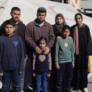 Davida Williams Instagram - Urgent: Every person I’ve tagged here needs to evacuate their families immediately. Linktree in bio. There’s an impending invasion of Rafah and they are being told to leave immediately with nowhere to go. It is $5,000-$7,000 per person to cross into Egypt. All of their GoFundMe’s are in the Linktree in my bio. Please help if you can. If you’re unable, even following them and amplifying them helps a lot. Thank you ❤️ tags include @dema_sedodii , @ahmed_alashii , @marwa_alghol , @sun.flowers.99 , @rabei_n_abdulwahed