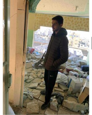 Davida Williams Instagram - Urgent: Every person I’ve tagged here needs to evacuate their families immediately. Linktree in bio. There’s an impending invasion of Rafah and they are being told to leave immediately with nowhere to go. It is $5,000-$7,000 per person to cross into Egypt. All of their GoFundMe’s are in the Linktree in my bio. Please help if you can. If you’re unable, even following them and amplifying them helps a lot. Thank you ❤️ tags include @dema_sedodii , @ahmed_alashii , @marwa_alghol , @sun.flowers.99 , @rabei_n_abdulwahed