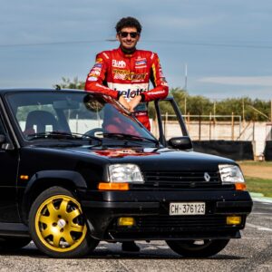 Davide Cironi Instagram - 2° episodio online ora!
Partendo da una scocca maciullata e reduce dei peggiori anni del tuning, oggi la #Renault #5 #GT #Turbo si è guadagnata il suo soprannome di #SerialKiller al 100%. Quello che più mi ha soddisfatto è stato allontanarla dalla sua indole di "bara con le ruote" per avvicinarsi ad uno sviluppo intelligente del progetto originale, rendendola efficace (e un minimo più sicura) nella guerra alle auto moderne più grosse e potenti. Il fatto che esteticamente mi piaccia tantissimo è un plus non da poco