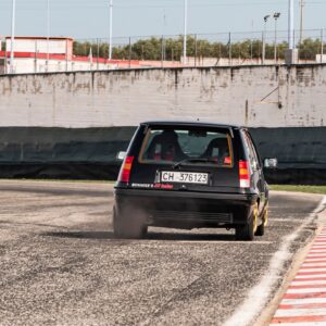 Davide Cironi Instagram - 2° episodio online ora!
Partendo da una scocca maciullata e reduce dei peggiori anni del tuning, oggi la #Renault #5 #GT #Turbo si è guadagnata il suo soprannome di #SerialKiller al 100%. Quello che più mi ha soddisfatto è stato allontanarla dalla sua indole di "bara con le ruote" per avvicinarsi ad uno sviluppo intelligente del progetto originale, rendendola efficace (e un minimo più sicura) nella guerra alle auto moderne più grosse e potenti. Il fatto che esteticamente mi piaccia tantissimo è un plus non da poco