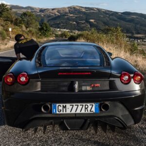 Davide Cironi Instagram - NEW #VIDEO ONLINE! #YouTube
Non con tutte le #Ferrari è stato colpo di fulmine, almeno per me. Quando uscì la #F430 non venni rapito dal solito brividino Ferraristico, come era stato per la #355 e come sarebbe poi stato di nuovo con la #458. Dopo qualche mese iniziai a farci pace quando per la prima volta me ne accesero una in faccia, e l'anima era quella giusta, si sentiva immediatamente che quella nota acida di scarico e quella rabbia spavalda che uscivano dal #V8 erano roba pura. Il muso con la forzata citazione alla 156 da #F1, continuava a non farmi innamorare. Poi è uscita la #Scuderia e tutto si è sistemato. Poi ho guidato la Scuderia a cannone sulle mie montagne e tutto è stato chiaro. La livrea nera e oro, con gli interni più belli che io abbia mai visto su una #430Scuderia hanno fatto il resto. Risultato = è bello poter cambiare idea completamente a volte.