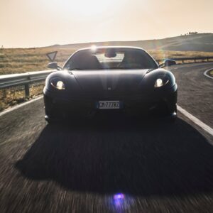 Davide Cironi Instagram - NEW #VIDEO ONLINE! #YouTube
Non con tutte le #Ferrari è stato colpo di fulmine, almeno per me. Quando uscì la #F430 non venni rapito dal solito brividino Ferraristico, come era stato per la #355 e come sarebbe poi stato di nuovo con la #458. Dopo qualche mese iniziai a farci pace quando per la prima volta me ne accesero una in faccia, e l'anima era quella giusta, si sentiva immediatamente che quella nota acida di scarico e quella rabbia spavalda che uscivano dal #V8 erano roba pura. Il muso con la forzata citazione alla 156 da #F1, continuava a non farmi innamorare. Poi è uscita la #Scuderia e tutto si è sistemato. Poi ho guidato la Scuderia a cannone sulle mie montagne e tutto è stato chiaro. La livrea nera e oro, con gli interni più belli che io abbia mai visto su una #430Scuderia hanno fatto il resto. Risultato = è bello poter cambiare idea completamente a volte.