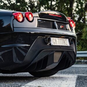 Davide Cironi Instagram - NEW #VIDEO ONLINE! #YouTube
Non con tutte le #Ferrari è stato colpo di fulmine, almeno per me. Quando uscì la #F430 non venni rapito dal solito brividino Ferraristico, come era stato per la #355 e come sarebbe poi stato di nuovo con la #458. Dopo qualche mese iniziai a farci pace quando per la prima volta me ne accesero una in faccia, e l'anima era quella giusta, si sentiva immediatamente che quella nota acida di scarico e quella rabbia spavalda che uscivano dal #V8 erano roba pura. Il muso con la forzata citazione alla 156 da #F1, continuava a non farmi innamorare. Poi è uscita la #Scuderia e tutto si è sistemato. Poi ho guidato la Scuderia a cannone sulle mie montagne e tutto è stato chiaro. La livrea nera e oro, con gli interni più belli che io abbia mai visto su una #430Scuderia hanno fatto il resto. Risultato = è bello poter cambiare idea completamente a volte.