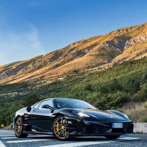 Davide Cironi Instagram - NEW #VIDEO ONLINE! #YouTube
Non con tutte le #Ferrari è stato colpo di fulmine, almeno per me. Quando uscì la #F430 non venni rapito dal solito brividino Ferraristico, come era stato per la #355 e come sarebbe poi stato di nuovo con la #458. Dopo qualche mese iniziai a farci pace quando per la prima volta me ne accesero una in faccia, e l'anima era quella giusta, si sentiva immediatamente che quella nota acida di scarico e quella rabbia spavalda che uscivano dal #V8 erano roba pura. Il muso con la forzata citazione alla 156 da #F1, continuava a non farmi innamorare. Poi è uscita la #Scuderia e tutto si è sistemato. Poi ho guidato la Scuderia a cannone sulle mie montagne e tutto è stato chiaro. La livrea nera e oro, con gli interni più belli che io abbia mai visto su una #430Scuderia hanno fatto il resto. Risultato = è bello poter cambiare idea completamente a volte.