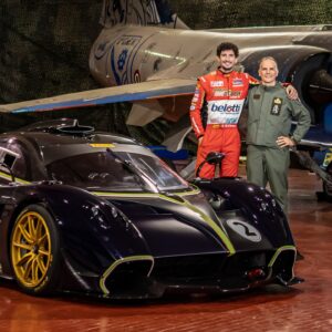 Davide Cironi Instagram - Una sfida amichevole tra la Huayra R e l'Eurofighter Typhoon del 4° Stormo di Grosseto, al cospetto del mitico F104 Starfighter 😮
#Pagani #Huayra #R #Eurofighter #Typhoon #EFA #AeronauticaMilitare #AirForce #Challenge #F104