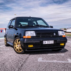 Davide Cironi Instagram - 2° episodio online ora!
Partendo da una scocca maciullata e reduce dei peggiori anni del tuning, oggi la #Renault #5 #GT #Turbo si è guadagnata il suo soprannome di #SerialKiller al 100%. Quello che più mi ha soddisfatto è stato allontanarla dalla sua indole di "bara con le ruote" per avvicinarsi ad uno sviluppo intelligente del progetto originale, rendendola efficace (e un minimo più sicura) nella guerra alle auto moderne più grosse e potenti. Il fatto che esteticamente mi piaccia tantissimo è un plus non da poco