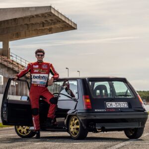 Davide Cironi Instagram - 2° episodio online ora!
Partendo da una scocca maciullata e reduce dei peggiori anni del tuning, oggi la #Renault #5 #GT #Turbo si è guadagnata il suo soprannome di #SerialKiller al 100%. Quello che più mi ha soddisfatto è stato allontanarla dalla sua indole di "bara con le ruote" per avvicinarsi ad uno sviluppo intelligente del progetto originale, rendendola efficace (e un minimo più sicura) nella guerra alle auto moderne più grosse e potenti. Il fatto che esteticamente mi piaccia tantissimo è un plus non da poco