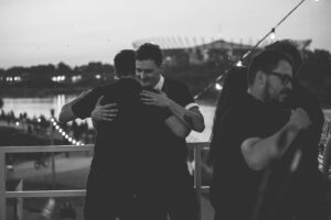 Dawid Podsiadło Instagram - 10 lat temu w tym miejscu wybrzmiały dźwięki płyty Comfort & Happiness. Fajnie było stanąć w tym samym miejscu po tak długim czasie i zagrać wszystkie piosenki z tego albumu. Albumu, który był krokiem najważniejszym. Wszakże nie uraczysz kroku drugiego, bez postawienia pierwszego. A dziś już kroków byś nie zliczył, które są za nami. Oby i przed nami były jeszcze drogi najróżniejsze, na których stawiać kroki przyjdzie. Było wspaniale wrócić do piosenek, od których wszystko się zaczęło. Do ery komfortu i szczęścia, choć na chwilkę. 
Dziękuję Wam kochani odbiorcy, że to czym zajmujemy się od dekady, ciągle coś dla Was waży. 
Różnie w życiu bywa, ale chcę żebyście wiedzieli, że dla nas i dla mnie, to ciągle waży najwięcej. Widzimy się w tym roku na żywo jeszcze dwa razy, a w międzyczasie postaram się dbać
o Wasze tęsknoty jakimiś dźwiękami.