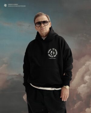 Dawid Podsiadło Instagram - Ej, a pamiętacie jak ostatnio zrobiliśmy MERCH na trasę? To teraz też będzie, taki nawet trochę jubileuszowy MERCH. W pierwszej kolejności będzie dostępny na czerwcowych koncertach, ale stopniowo pojawi się też w naszym sklepie — link w bio (właściwie to już się pojawił żebyśmy się mogli pochwalić jaki jest piękny, ale możliwość zamówienia będzie dopiero za chwilę).

Na zdjęciach fenomenalni modele @bognasworowska i Jan Frycz.

Kurka wodna to już za chwilę się zaczyna wszystko.
7 stadionów.
Ale będziemy śpiewać.