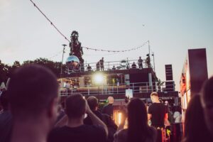 Dawid Podsiadło Instagram - 10 lat temu w tym miejscu wybrzmiały dźwięki płyty Comfort & Happiness. Fajnie było stanąć w tym samym miejscu po tak długim czasie i zagrać wszystkie piosenki z tego albumu. Albumu, który był krokiem najważniejszym. Wszakże nie uraczysz kroku drugiego, bez postawienia pierwszego. A dziś już kroków byś nie zliczył, które są za nami. Oby i przed nami były jeszcze drogi najróżniejsze, na których stawiać kroki przyjdzie. Było wspaniale wrócić do piosenek, od których wszystko się zaczęło. Do ery komfortu i szczęścia, choć na chwilkę. 
Dziękuję Wam kochani odbiorcy, że to czym zajmujemy się od dekady, ciągle coś dla Was waży. 
Różnie w życiu bywa, ale chcę żebyście wiedzieli, że dla nas i dla mnie, to ciągle waży najwięcej. Widzimy się w tym roku na żywo jeszcze dwa razy, a w międzyczasie postaram się dbać
o Wasze tęsknoty jakimiś dźwiękami.