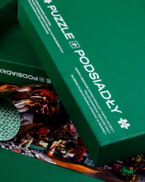 Dawid Podsiadło Instagram - Hejka, rozłożyliśmy piękne zdjęcie autorstwa Daniela Jaroszka i OSOM, które znacie z okładki „Lat dwudziestych”, na 1616 elementów. Jak je złożycie, to stworzycie połać puzzlową o szerokości ponad 170 cm i wysokości prawie 30 cm, masakra. Trzeba chyba rozłożyć stół, albo dywan zwinąć, żeby to wszystko poskładać, ale potem jaka radość, wielka będzie radość i zobaczycie dokładnie, co tam jest pochowane. Puzzle już są w naszym sklepie, są też tam inne rzeczy, które jeszcze przed świętami do Was dotrą, więc zapraszamy do sprawdzenia co tam co tam, a może znajdziecie coś dla siebie i bliskich.
