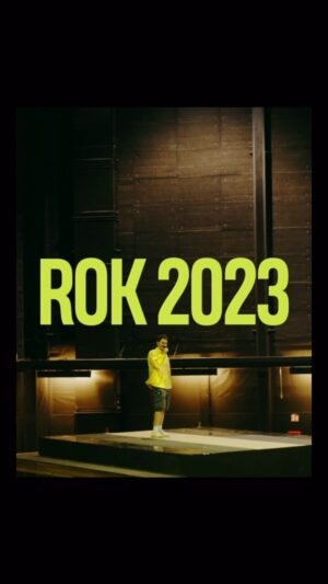 Dawid Podsiadło Instagram - Niby to taki Aniwersaż 2023, a przecież dopiero połowa roku. Wyszło więc, że to Suplementaż 2023, ale zapraszam do niego bardzo serdecznie, to jeden z moich ulubionych. Taki wiecie, aktualny content. Przed tym. Koncertem tam. Hehe. POJUTRZE SIĘ TO WYDARZY!!!!!!!AAAAAAAA