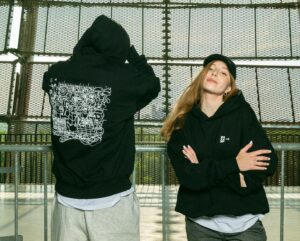 Dawid Podsiadło Instagram - Hej kochani, wyjątkowe wydarzenie już w sobotę, mianowicie koncert na PGE Narodowym. Z tej okazji wiele mamy emocji, ekscytujących rzeczy, które tam się wydarzą, ajajaj, wśród których znajdziemy to co przyszedłem ogłosić. Ogłaszam zatem wyjątkowy, powstały specjalnie z okazji stadionowego koncertu MERCH. Zobaczcie jaki śliczny nowy MERCH będzie na stadionie. Uwielbiam takie chwile, gdy mamy nowy MERCH. Całuję Was, tak jak całuję mój piękny nowy MERCH. 

P.S.
A jak nie macie biletów na koncert to nic straconego bo mamy taki specjalny kramik przed stadionem gdzie też będzie MERCH. I to od rana będzie. 
MERCH.