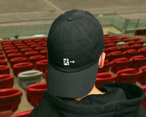 Dawid Podsiadło Instagram - Hej kochani, wyjątkowe wydarzenie już w sobotę, mianowicie koncert na PGE Narodowym. Z tej okazji wiele mamy emocji, ekscytujących rzeczy, które tam się wydarzą, ajajaj, wśród których znajdziemy to co przyszedłem ogłosić. Ogłaszam zatem wyjątkowy, powstały specjalnie z okazji stadionowego koncertu MERCH. Zobaczcie jaki śliczny nowy MERCH będzie na stadionie. Uwielbiam takie chwile, gdy mamy nowy MERCH. Całuję Was, tak jak całuję mój piękny nowy MERCH. 

P.S.
A jak nie macie biletów na koncert to nic straconego bo mamy taki specjalny kramik przed stadionem gdzie też będzie MERCH. I to od rana będzie. 
MERCH.