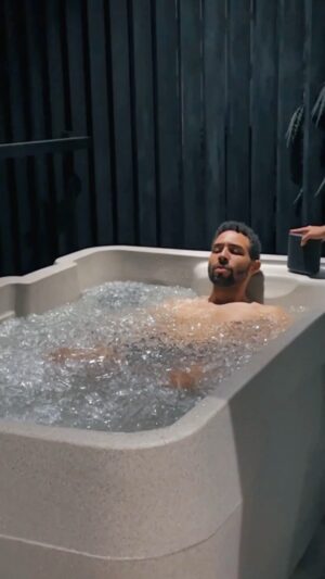 Dawin Instagram - I had my whole body in ice for a few seconds 🥶🧊 I don’t like the cold but I faced it from a different perspective using the Wim Hof method and it was challenging but healing 🧊