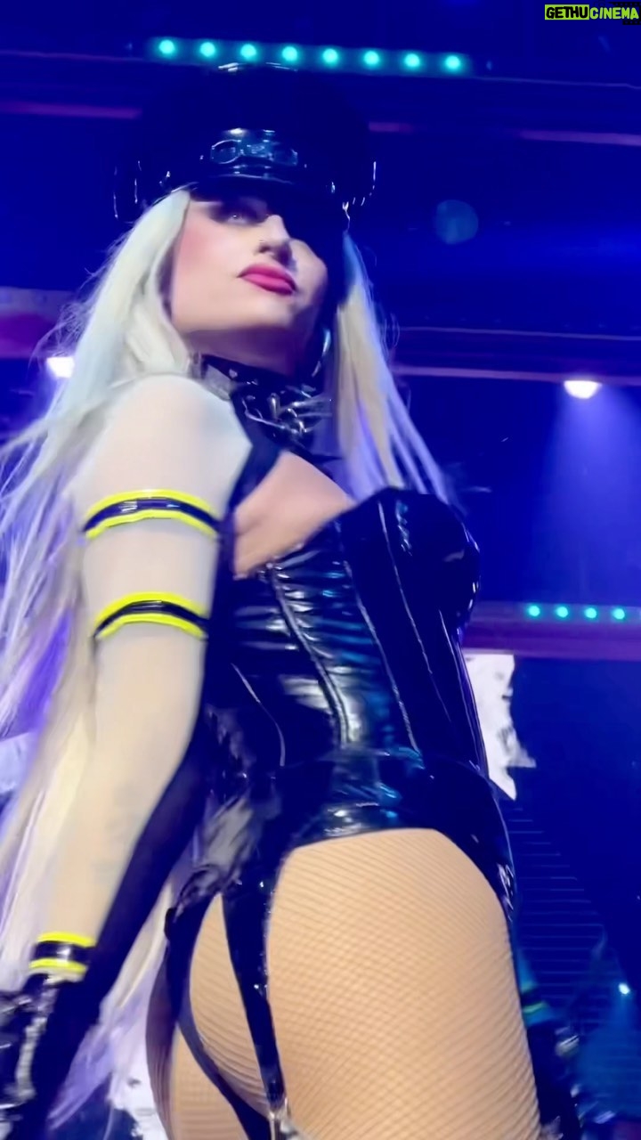 Daya Betty - 24.7K Likes - Sizzy That Walk @dayabetty @rupaulsdragrace Vegas Live with @jaidaehall @derrickbarry @lawrencechaney and @jorgeous_1 by @worldofwonder and Voss Events #dragracelive #dragracevegas #dayabetty
