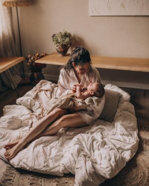 Dayana Handjieva Instagram - След години, сигурно в някой пубертетски пристъп, ще ми тръшне вратата в лицето и ще ми каже колко съм гадна, защото не го пускам да излиза с приятели заради 3-ката по математика….
Но дотогава има време. Сега искам само да го гушкам, да го целувам, да го гледам как се учи да хваща с ръце, как се опитва да седне, как прави балончета с уста….всичко. 

 @ganka.mihaylova.photography ,не знам как го правиш, но в твоите снимки винаги има една магична и леко носталгична нотка, което прави кадрите живи и пълни. Много си талантлива, благодаря, че за втори път разказваш нашата история ❤️

#momlife #momandson  #baby #babyphotography #specialmoments