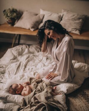Dayana Handjieva Instagram - След години, сигурно в някой пубертетски пристъп, ще ми тръшне вратата в лицето и ще ми каже колко съм гадна, защото не го пускам да излиза с приятели заради 3-ката по математика….
Но дотогава има време. Сега искам само да го гушкам, да го целувам, да го гледам как се учи да хваща с ръце, как се опитва да седне, как прави балончета с уста….всичко. 

 @ganka.mihaylova.photography ,не знам как го правиш, но в твоите снимки винаги има една магична и леко носталгична нотка, което прави кадрите живи и пълни. Много си талантлива, благодаря, че за втори път разказваш нашата история ❤️

#momlife #momandson  #baby #babyphotography #specialmoments