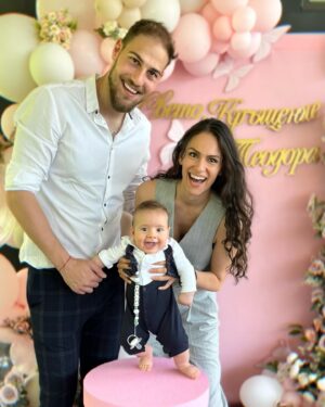 Dayana Handjieva Instagram - La familia - Кристиян с “я”, Даяна с “а” и Антони без “й” 🧸

#family #baby #momanddad #love #bigsmile #momandson