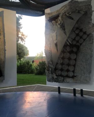 Dayle Haddon Instagram - Dinner at the supremely talented Bernar Venet and his beautiful wife  Diane in Le Muy. Named ‘the greatest living artist in France’ his  sculptures soar into space transferring the feeling of power and yet giving an opposing sense of lightness. The oval ‘eye’ captures the sky yet inside the colors slowly change giving another perception every few seconds of the frames space. Calming and zen! The cortin steel beams in the evening seem like airy dinosaur bones abandoned in the night thousands of years ago. Dreamy yet powerful and inspiring! 
Thank you @bernarvenetstudio and @dianevenet for a wonderful dinner and very inspiring evening. I came away feeling i can do more in the world. 
Thank you @flammariondebokay for this wonderful introduction. @venetfoundation @chateaufontainebleau #art #sculptures #bernarvenet #greatartists #inspiration #lemuy
