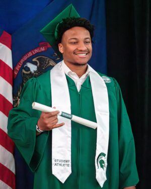 DeShawn Snow Instagram - I’m incredibly proud my big guy! ❤️ He finished his degree in just 3 years and it's truly an impressive accomplishment! He's one of the most disciplined and committed people I know, and I can't wait to see all the big wins that are in store for him both on and off the field. Congrats sweetheart! @realdsnow 
You deserve all the success that's coming your way. 🙌🏽🙏🏽
#AgainstAllOdds #ComebackKid #GodsPlan