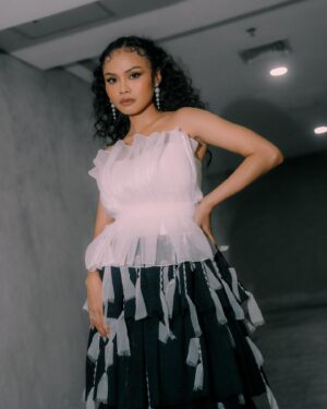 Dea Panendra Instagram - Kejutan dan momen seru ✨

.
Styled @hydrangga 
Ass stylist @_______addam 
Brushed @nadhirart 
Hair @ciska.maryono 
🎥 @deska_k