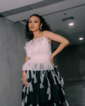 Dea Panendra Instagram - Kejutan dan momen seru ✨

.
Styled @hydrangga 
Ass stylist @_______addam 
Brushed @nadhirart 
Hair @ciska.maryono 
🎥 @deska_k