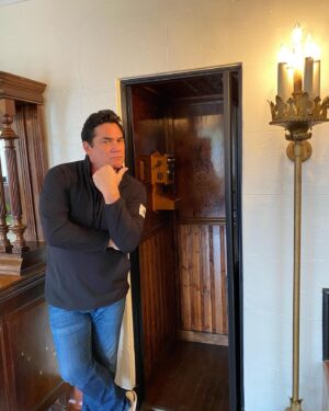 Dean Cain Instagram - Is that a… phone booth?

#OldSchool #newbraunfelstx @hill_country_comicon