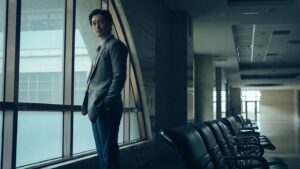 Dean Fujioka Instagram - #誰是被害者 #netflix ⚖️

想當年把工作的據點從台北轉去東京，轉眼已經要十年了。
回到日本後，我一直都在嘗試繼續挑戰自我，更新自我。雖然人是在日本，但也一直掛念著曾經活動過的地方。
這次有機會以這樣的形式回到台灣，用全中文去演繹一個具有挑戰性的角色，對我而言好像又進入了一個新的篇章。
打開中文劇本的那一瞬間，就很自然回到了我演藝生涯的初心。

《誰是被害者》第二季，其實是我參演的第一部NetFlix原創作品。希望帶給大家一個既感覺熟悉，又已面貌一新的藤岡靛。

#次の被害者

台北での俳優の仕事はいつ以来になるのか？
当時、拠点を台北からインドネシア、その後日本へと移した流れの中で、振り返るとあっという間に10年の時が過ぎていたことに気づきました。

今回、Netflixシリーズ「次の被害者」への出演オファーを頂き、とても挑戦しがいのある検察官役を演じる機会を頂いたことで、人生の新チャプターが始まった、ということを実感しています。

同時に、台北で昔の仲間達と再会し、中国語の台本を開き、現場で撮影クルーと過ごす日々のなかで、自然と俳優人生の初心を思い出し、「過去の自分」から「未来の自分」に対するメッセージを受け取ることができました。

それが何より嬉しく思います

#thevictimsgame 

I can't remember the last time I worked as an actor in Taipei.

At the time, I was in the process of moving from Taipei to Indonesia, and then to Japan, and in the blink of an eye, 10 years had passed. 

This time, when I received an offer to appear in the Netflix series "The Victims' Game" and was given the opportunity to play the challenging role of a prosecutor,  I realize that I have started a new chapter in my life.

At the same time, I was reunited with old friends. As I opened the Chinese script, and spent time with the film crew on set, I was naturally reminded of the beginning of my acting career. It felt like I was about to pass the messages from my "past self" to my "future self".

Nothing makes me happier.

#藤岡靛
#DeanFujioka
#ディーンフジオカ
#瀚草影視