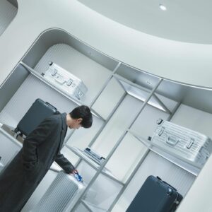 Dean Fujioka Instagram - リニューアルオープンしたリモワストア表参道へ🧳
仕事の旅でも、プライベートの旅でも愛用している
リモワのスーツケース。
心惹かれるアイテムがたくさんありました。

Visited the newly opened Rimowa store in Omotesando. 
I’ve been using their suitcases for a while now, and always have it with me when I travel for work and vacation.
Was a nice treat visiting the store.

@rimowa
@fashionsnapcom

#RIMOWA #PR