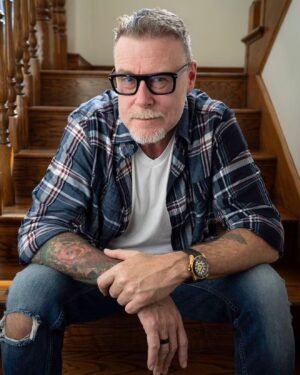 Dean McDermott Instagram - Hi everyone. Wanna find out where I’ve been and hear about my new journey?? Check out my Exclusive interview with @dailymail out now. #sober #newlife #newjourney #surrender #courage