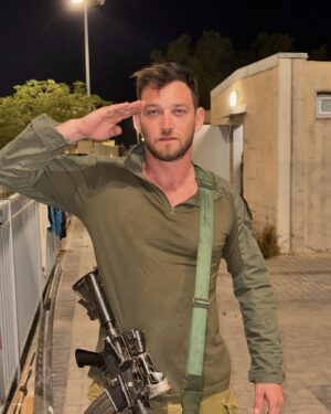 Dean Miroshnikov Instagram - אני מילואימניק גאה!
לוחם בקומנדו הימי הישראלי.
אני בז לכל מי שהצביע בעד ״חוק ההשתמטות״.
בזמן ש 4 מלאכים שלנו נקטפו בעת הגנת המדינה. בזמן שהמלחמה בשיאה, למען הבית שלנו. מדינת ישראל.
אני מתבייש בכם.
 ואמשיך לשרת את המדינה בגאווה.