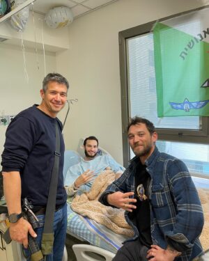 Dean Miroshnikov Instagram - אמנם סיימנו את הסבב שלנו בגהינום. 
אך ישנם החיילים שחזרו משדה הקרב זה עתה, פחות שלמים, וכבר מתחילים בקרב נוסף-תקופת השיקום. וכמו בשדה הקרב יחד בעזה היום ביקרנו יועז ואני את הפצועים הטריים בבית חולים בלינסון. תקופה זו מלאה בהבנות חדשות, מטרות חדשות, קשיים חדשים.. לא רק לפצועים, למשפחות כאחד. וכאחד שעבר את התקופה הזו, תקופה לא פשוטה, תקופה מטלטלת, אני יכול לומר בלב שלם: בעוד כמה שנים.. תביטו על התקופה הזו אחורה.. ותבינו איזה חזקים הייתם. אני ראיתי את זה בעיניכם היום. מצדיע לכל אחד ואחת. עם ישראל חי 🇮🇱
אנחנו מוכנים לכל קריאה ❗️