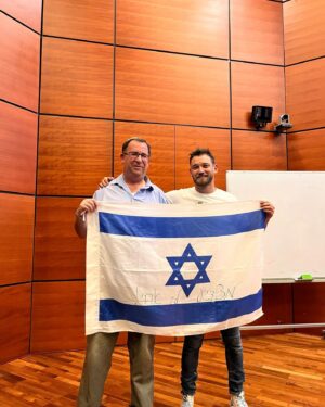 Dean Miroshnikov Instagram - היום הוא יום ההוקרה לפצועי צה״ל. לצערי השנה יצטרפו למשפחה עוד מאות אנשים. היום הזה בא להזכיר לכולנו שישנם חיילות וחיילים שנפצעו בזמן הגנה על המולדת.  הפציעה הפיזית היא רק ההתחלה. השיקום האמיתי מתחיל לאחר הבנה עמוקה שנפצענו. לאחר הפציעה שלי הובאתי במסוק לבית חולים רמבם שבחיפה. באו לבקר אותי המון אנשים. אבל ביקור אחד היה מיוחד במינו. נכנס אלי בחור דתי, עם זקן ענק, וחיוך מאוזן לאוזן. הוא נכנס עם דגל ישראל קטן שכתוב עליו ״מצדיע לך אחי״ ואמר לי משפט שנשאר איתי לאורך השנים.. ״גיבור תודה שאתה שומר לנו על הבית״, ועוד שאל אותי אם יש לי משפחה בירושלים, עניתי לא, ואז הוא הצדיע ואמר שמרגע זה הוא המשפחה שלי.
היום 13 שנים אחרי פגשתי את מלכיאל, אותו בחור שהביא לי אך הדגל. באותו מקום שהייתי פצוע. רמב״ם. אך היום בזכותו הייתה לי הזכות להעניק לו דגל בחזרה, לבקר פצועים מהמלחמה עכשיו ולתת להם תקווה כמו שמלכיאל נתן לי.
וגם פגשתי את הצוות שקיבל אותי וטיפל בי לפני 13 שנים. אין לי מילים להודות לכם.
ממשיכים לחזק אחד את השני. יחד ננצח
עם ישראל חי 🇮🇱🇮🇱🇮🇱
@rambamhospital @yedabamedia @ofer.hadad